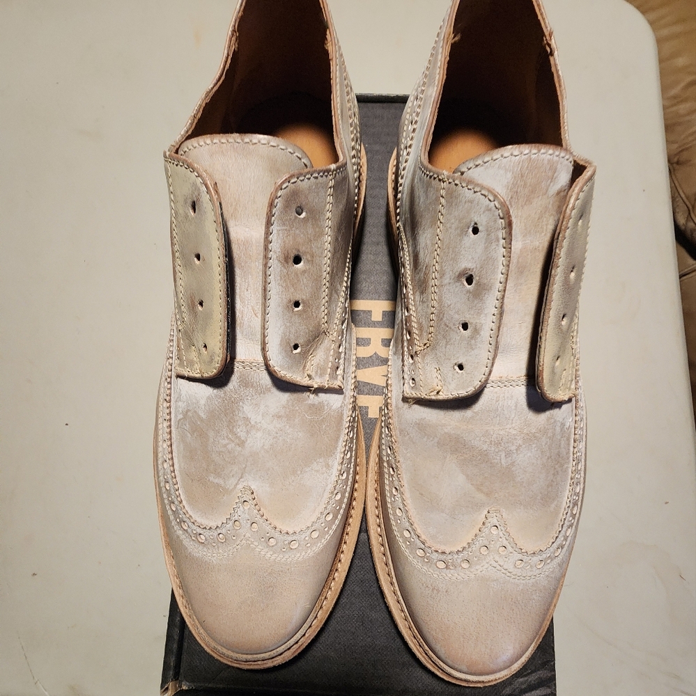 Paul wingtip from Frye in a white cream color.  Never worn.